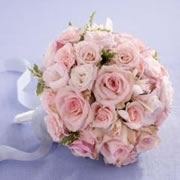 A bouquet of pinks roses and Lisianthus